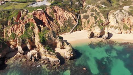 pintoresco paisaje escénico de la playa de camilo en lagos, algarve, portugal - toma aérea de órbita superior ancha