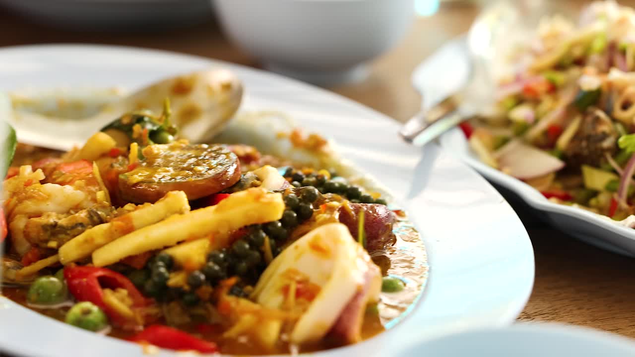 지역 식당 에서 제공 되는 맛있는 태국 음식