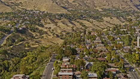 Salt-Lake-City-Utah-Antena-V10-Volar-Alrededor-De-Capitol-Hill,-Los-Vecindarios-De-Las-Avenidas-Capturando-Hermosos-Paisajes-Naturales-Y-Residenciales-En-Las-Laderas---Filmado-Con-Una-Cámara-Inspire-2,-X7---Octubre-De-2021