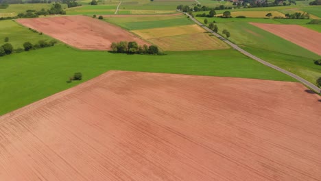 Volando-Sobre-Campos-Y-Caminos-Coloridos