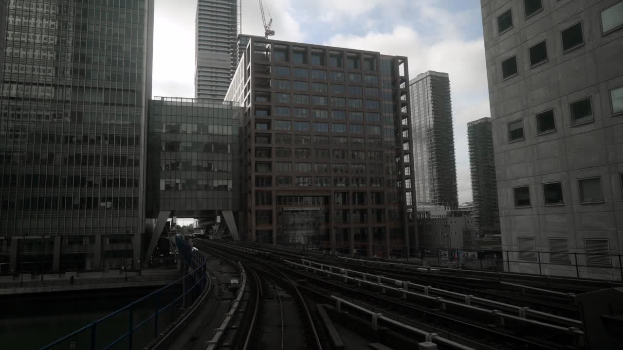 현대 도시 건물 들 사이 에 있는 고층 열차 철도