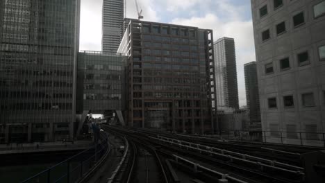 vías elevadas de tren entre edificios modernos de la ciudad