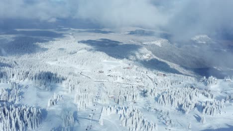 Estación-De-Esquí-De-Montaña-Jahorina-En-Bosnia-Y-Herzegovina,-Alta-Vista-Aérea