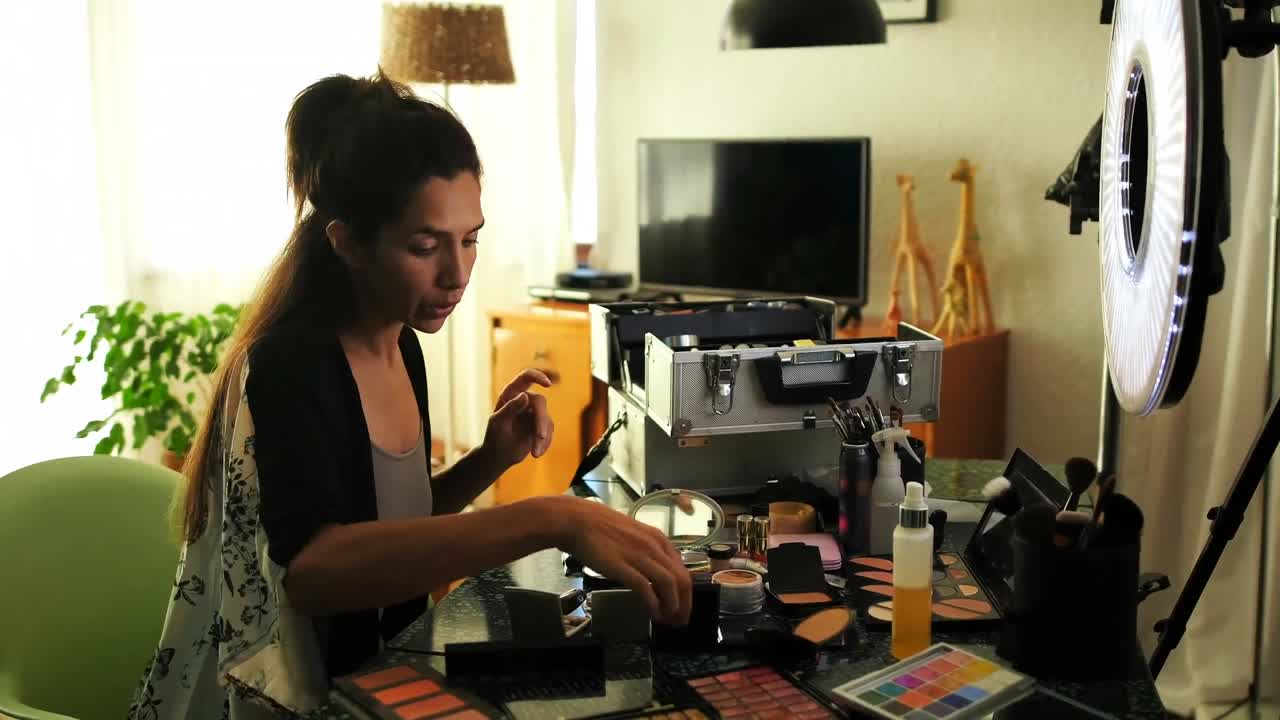 Video blogger donna che registra un video sul make-up 4k