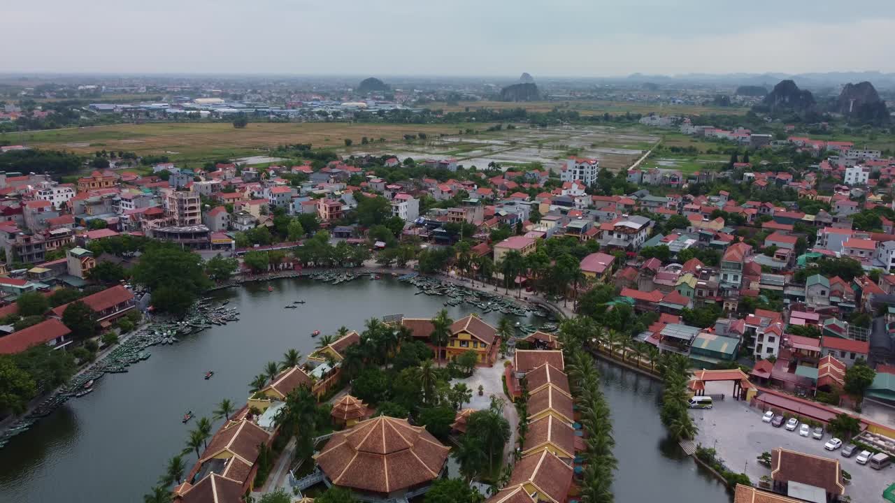 에메랄다 리조트 (emeralda resort) - 타마 코크 (tam coc) 는 자연의 고요한 주변을 둘러싼 고급스러운 휴양지입니다.