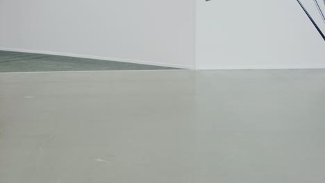un lapso de tiempo del movimiento de los pies de las personas en el interior