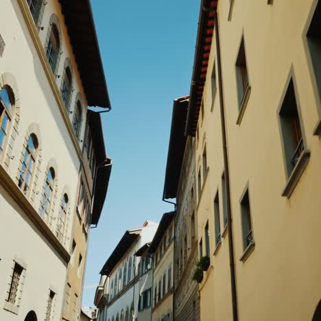 Steadicam-Shot:-Medieval-Buildings-On-The-Narrow-Street-Of-Florence-In-Italy