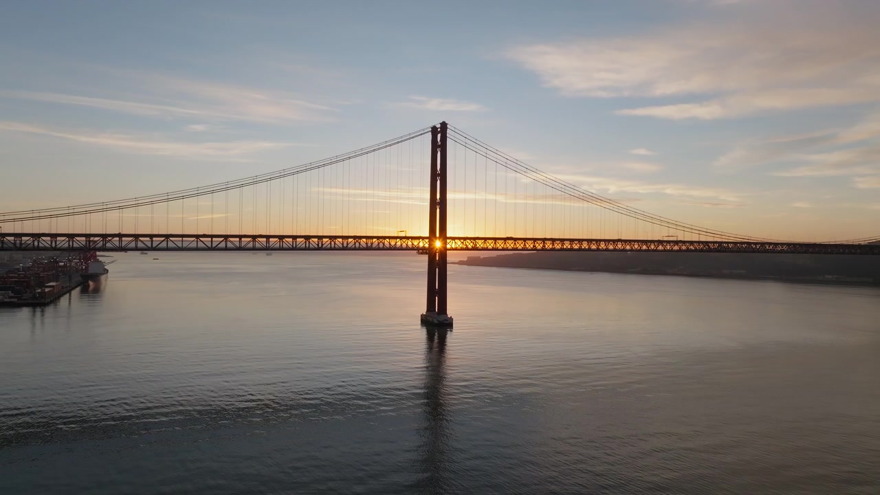 Ponte 25 Aprile in silhouette contro il tramonto sul fiume Tago, drone.