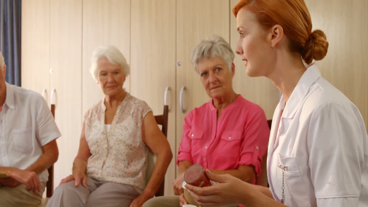 치료사가 노인들과 대화하는 것