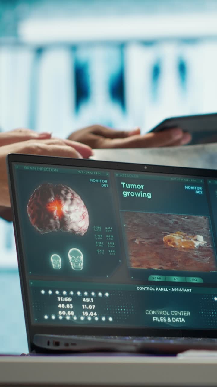 Video verticale. Un team di radiologi analizza radiografie e discute le opzioni di trattamento in uno studio medico.