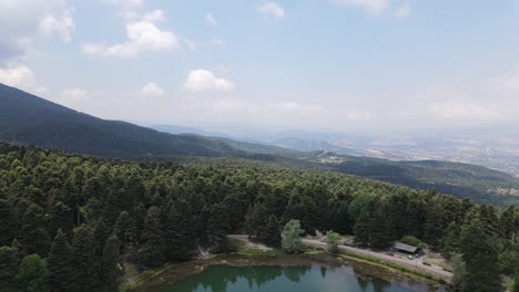 Vuelo-De-Drone-Aéreo-Del-Parque-Natural-Del-Lago