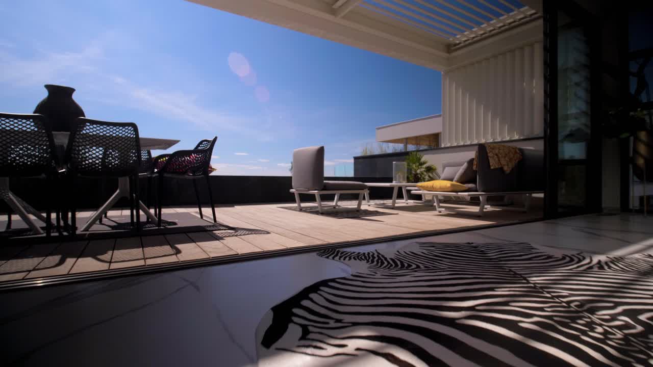 una toma baja de dolly que revela una villa amueblada en sete con una piscina en el balcón