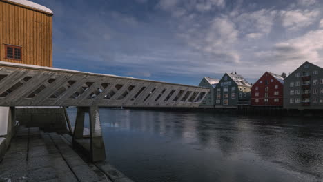 Vista-Lateral-Del-Famoso-Puente-Del-Casco-Antiguo-Que-Cruza-El-Río-Nidelva-En-Trondheim,-Noruega-Durante-El-Día