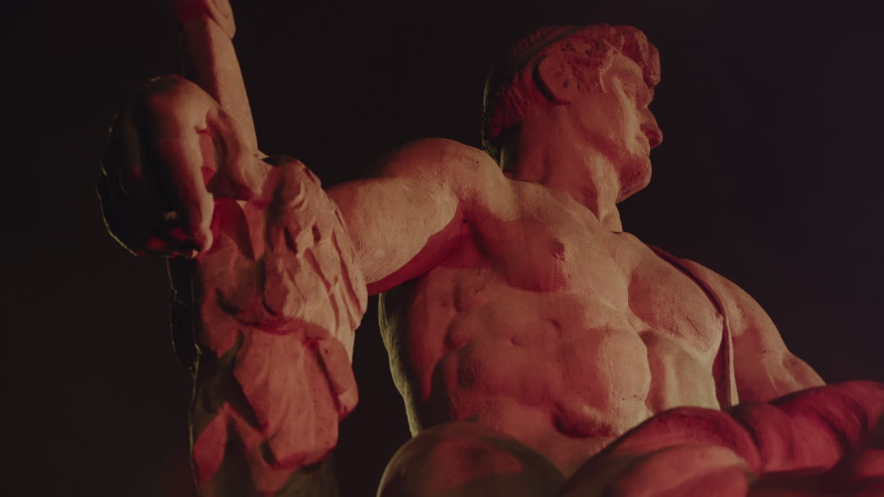 Epica, antica statua di pietra di notte