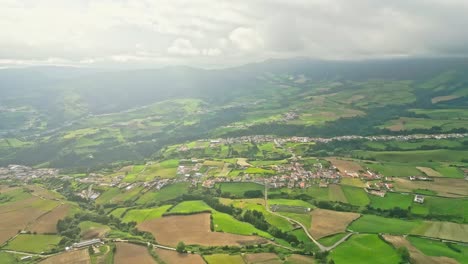 Aussichtspunkt-Von-Picos-Dos-Bodes,-üppige-Grüne-Landschaft,-Azoren,-Portugal,-Luftaufnahme