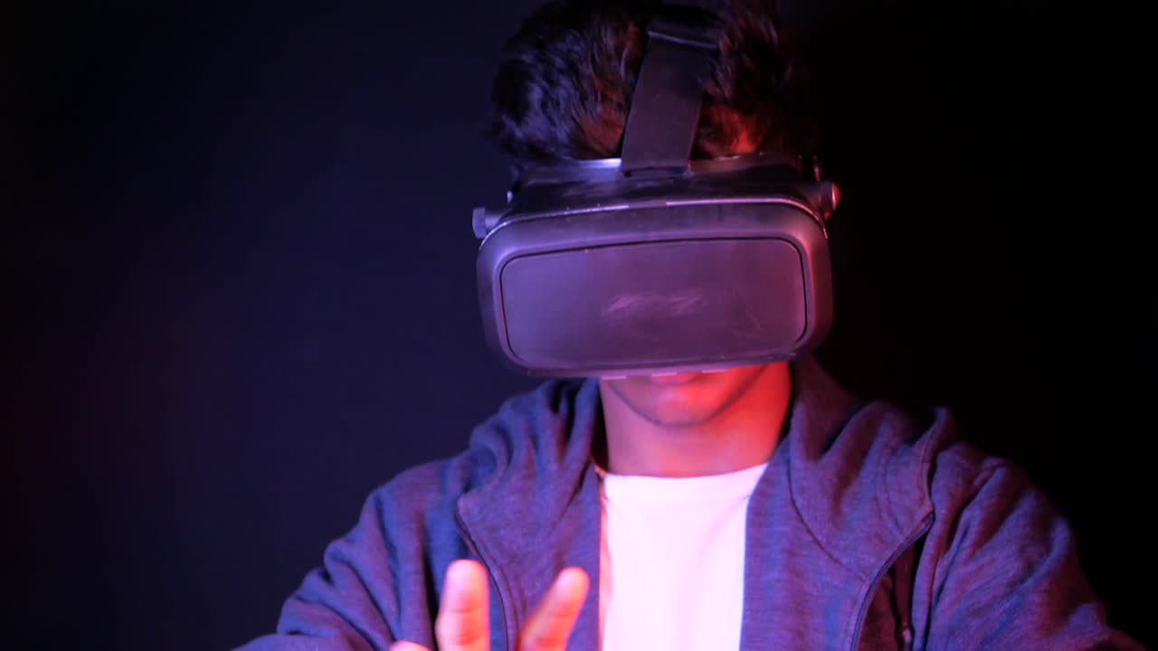 persona che sperimenta la realtà virtuale