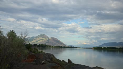 Timelapse-Del-Monte-Paul-Y-El-Río-Thompson-En-Kamloops-Columbia-Británica-Canadá