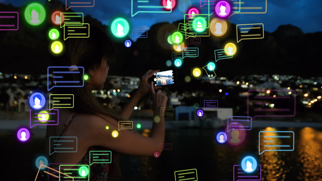 animación de iconos de redes sociales y procesamiento de datos sobre mujeres biraciales que usan teléfonos inteligentes