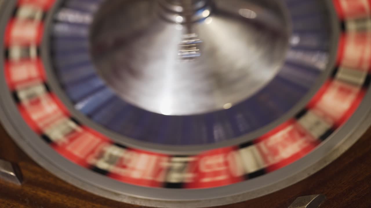 Et spinnende ruletthjul med ballen landet på et av tallene