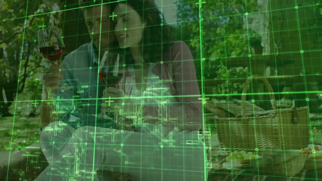 Sovrapposizione di una griglia verde che appare su una coppia durante un picnic e traccia i movimenti del bicchiere di vino in una demo tecnologica.