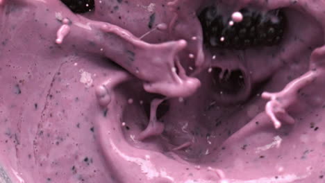 el smoothie de lanzamiento de bramble se mezcla dentro del cuenco vista superior. mezcla de cócteles de bayas
