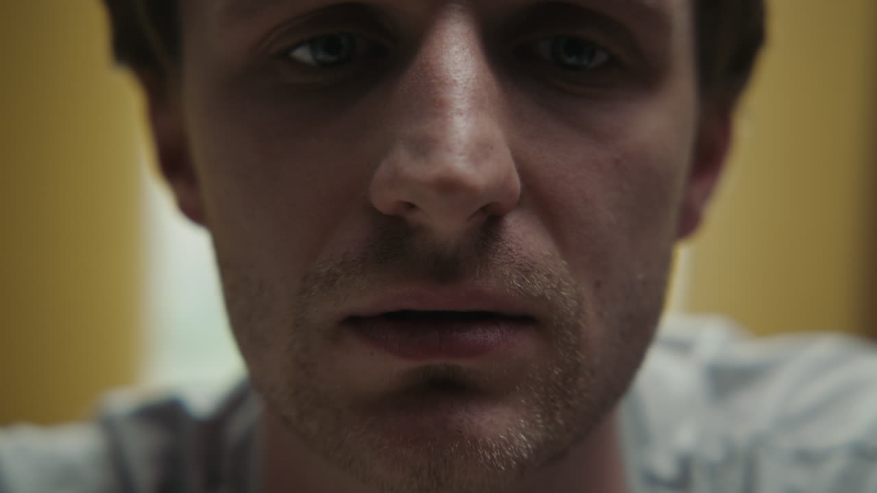 primer plano de la cara de un hombre