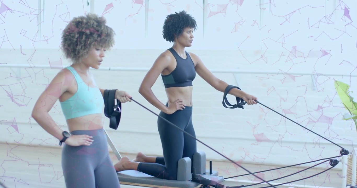 Kvinner kneler på Pilates-reformere, fester stropper og utfører frem- og tilbake-trekk for kjernestyrke.
