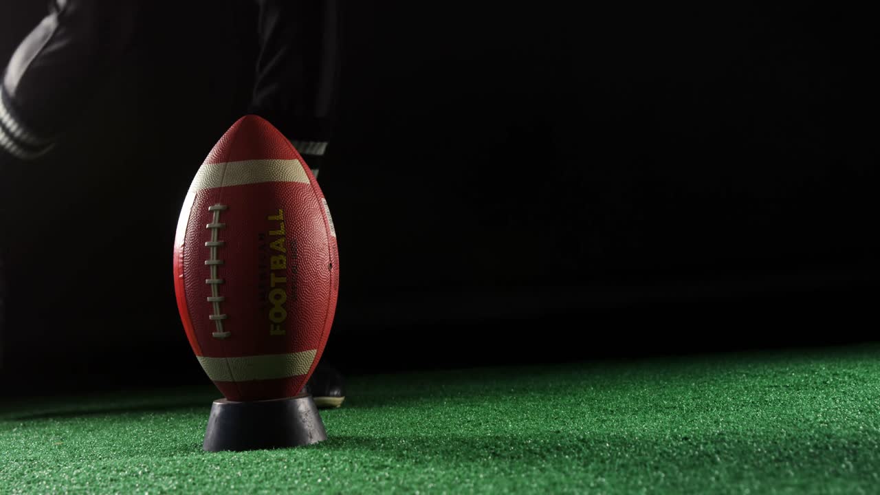 jugador de fútbol americano pateando la pelota 4k