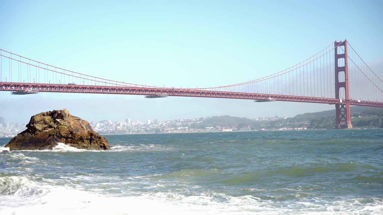 바다의 큰 파도와 샌프란시스코의 인기 있는 금문교