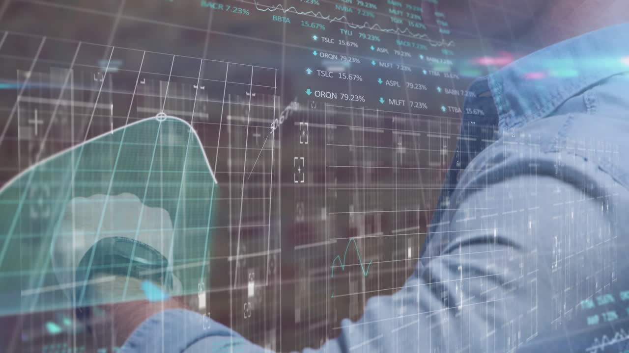 animación del procesamiento de datos sobre un empresario caucásico que usa un reloj inteligente