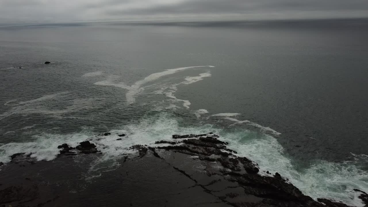 현지 해변의 바위가 많은 해안선