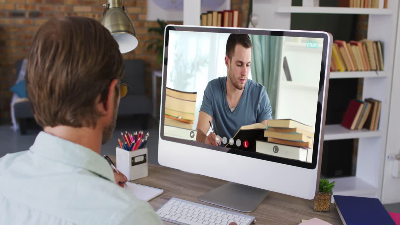 profesor masculino caucásico usando computadora en videollamada con estudiante masculino