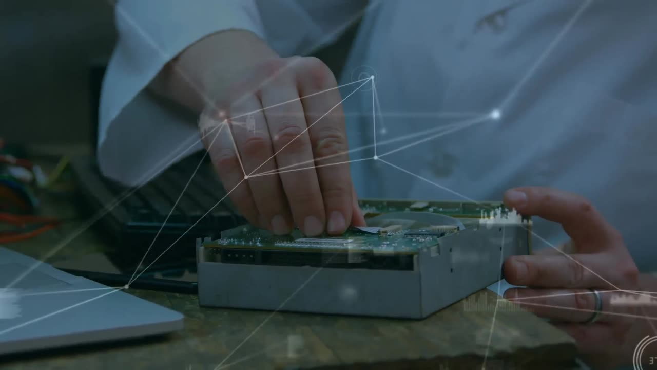 animación de la red de conexiones sobre las manos de hombres caucásicos reparando hardware de computadora