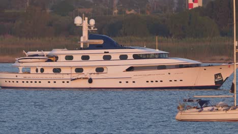 Winziges-Segelboot-Und-Große-Yacht-Ankerten-In-Der-Nähe-Von-Siracusa