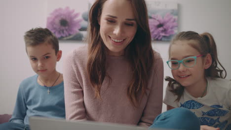 Madre-Con-Hijos-Llamando-Por-Skype-Al-Padre.-Video-Conversación-En-Casa