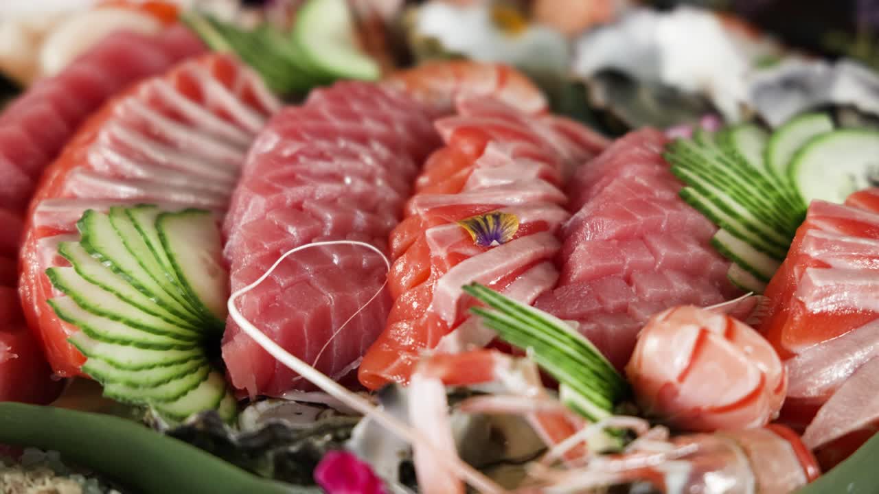 다양한 사시미와 해산물의 활기찬 전시입니다.