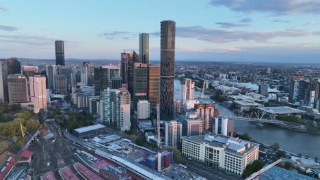 Toma-De-Drone-De-La-Ciudad-De-Brisbane,-Con-La-Estación-De-Tren-Roma-St-En-Primer-Plano-Debajo