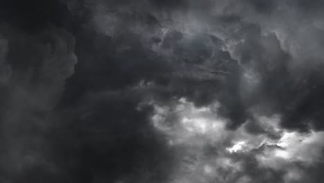 Nube-De-Tormenta-Cumulonimbus-Con-Cielo-Oscuro