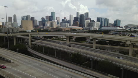 Skyline-Von-Houston,-Texas-Mit-Einem-Netz-Miteinander-Verflochtener-Autobahnen