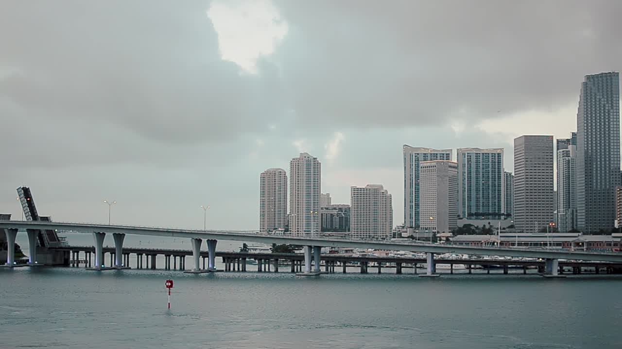 Skyline di Miami e MacArthur Causeway all'alba visti da una nave da crociera in arrivo