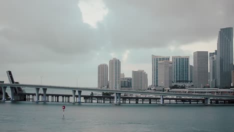 Skyline-Von-Miami-Und-Macarthur-Causeway-Im-Morgengrauen,-Vom-Ankommenden-Kreuzfahrtschiff-Aus-Gesehen