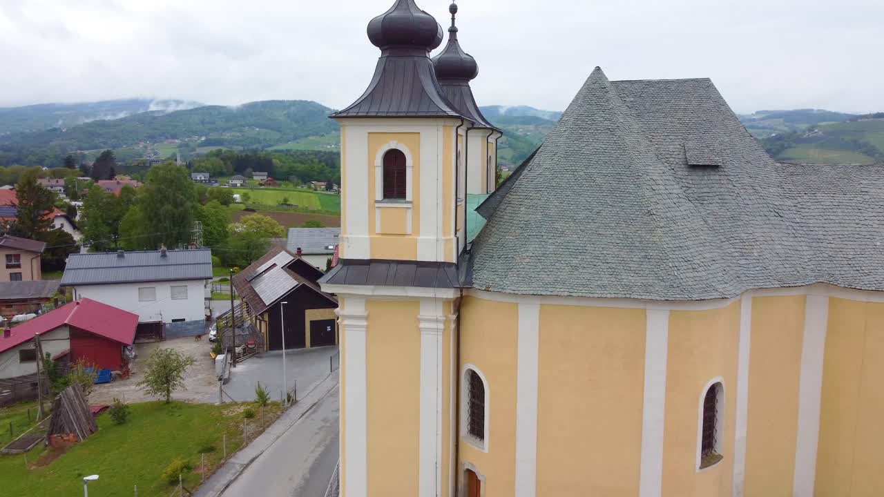슬로베니아의 슬로베스카 비스트리카 (slovenska bistrica) 에 있는 건물의 건축물의 드론 촬영