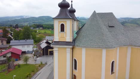 슬로베니아의 슬로베스카 비스트리카 (slovenska bistrica) 에 있는 건물의 건축물의 드론 촬영