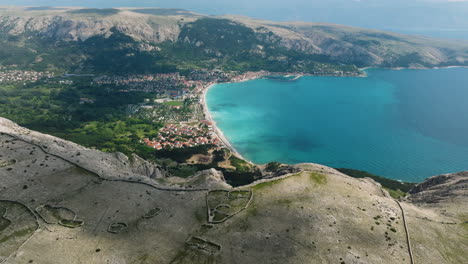 volando sobre las ruinas en la cima de la montaña con vistas a la ciudad de baska y la costa en krk, croacia