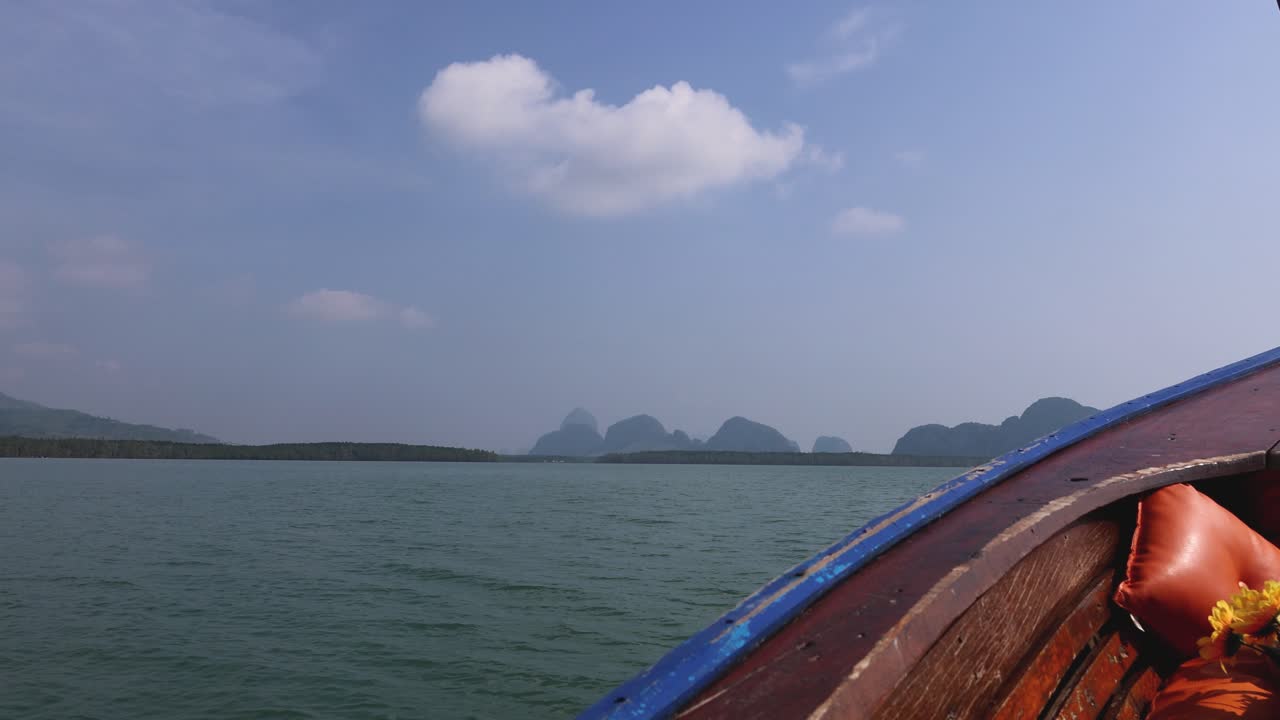 전통적 인 보트 를 타고 조용 한 물 을 탐험 하는 것