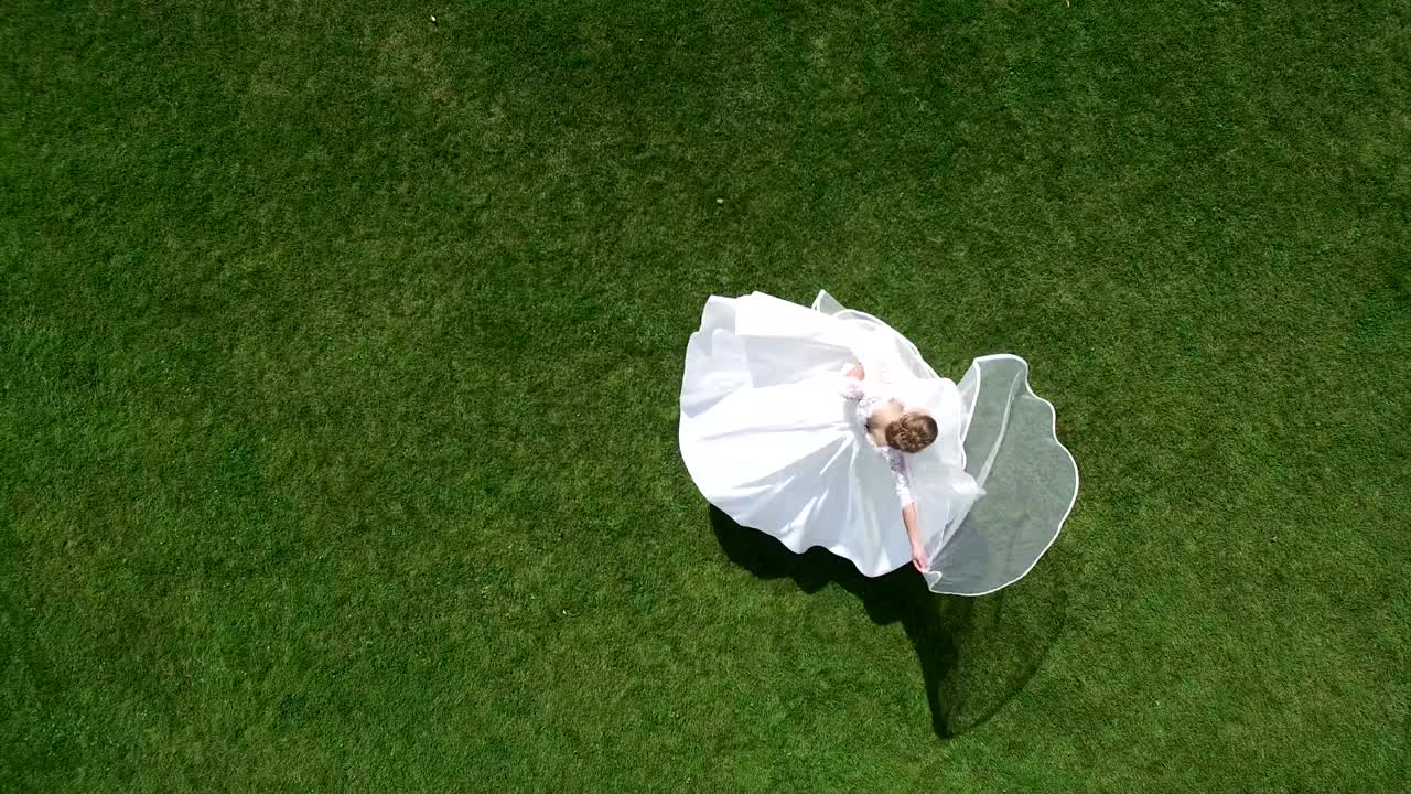 신랑 과 신부 가 공원 에 있는 공중 드론 을 돌아다니고 있다.