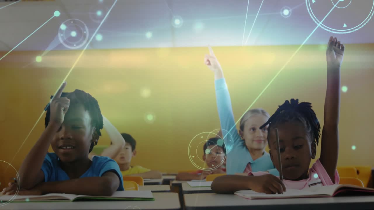 Aluno da frente à direita levantando a mão para o início da aula, com uma sobreposição de rede e colegas estendendo os braços.