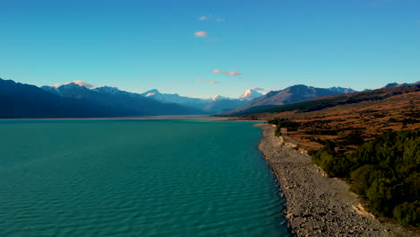 pintoresca vista del lago pukaki en la isla sur de nueva zelanda con aguas azules tranquilas a orillas del lago