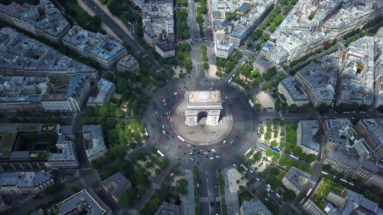 프랑스 파리 의 유명한 기념물 아크 드 트리 ⁇ 프 위 에서 공중 에서 찍은 숨막히는 사진