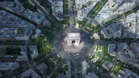 Atemberaubende-Luftaufnahme-Hoch-über-Dem-Berühmten-Denkmal-Arc-De-Triomphe-In-Paris,-Frankreich